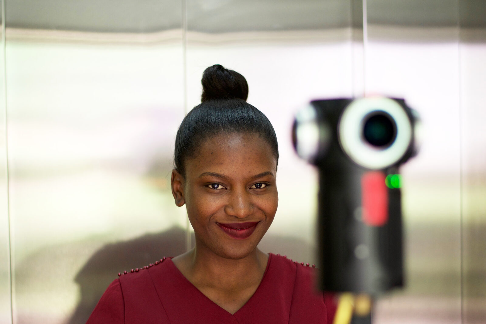 Une jeune femme à côté de la caméra 360° utilisée pour tourner Deux gouttes de patience